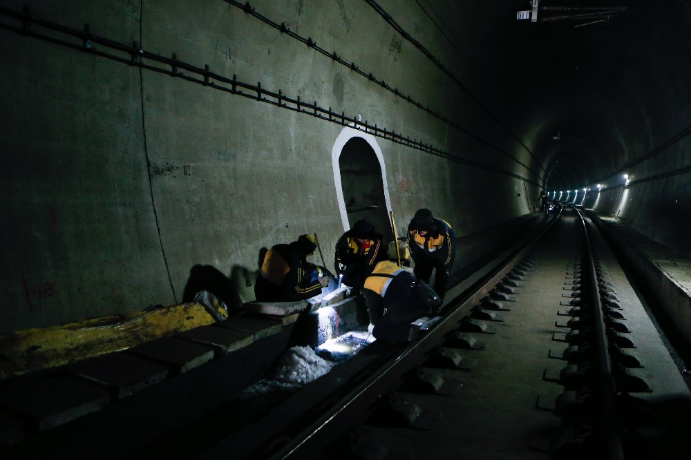 长征镇铁路运营隧道病害现状